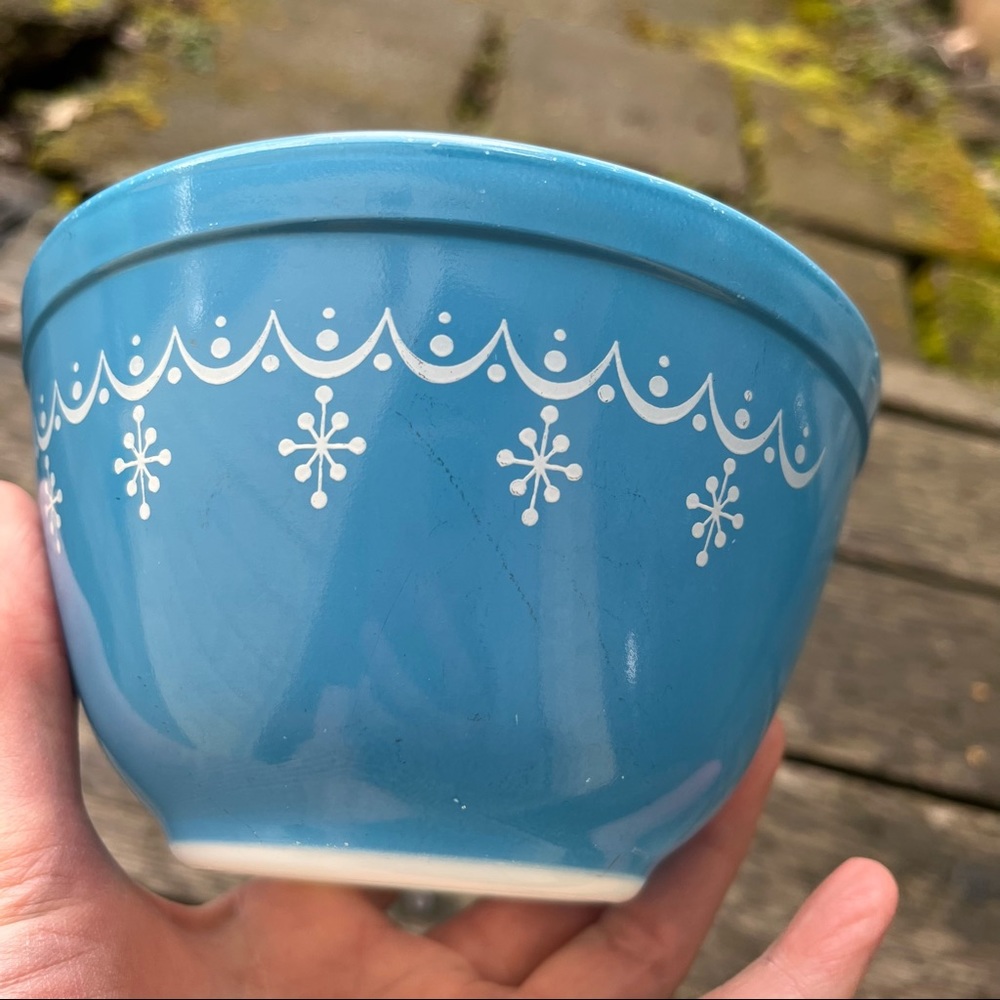 Pyrex Vintage 70’s Snowflake Blue Garland 1 1/2 Pint Bowl #401